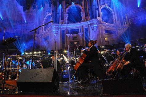  Oziel’in İstanbul Konseri: İtalyan Şarkıların Hüküm Sürdüğü Bir Gece!